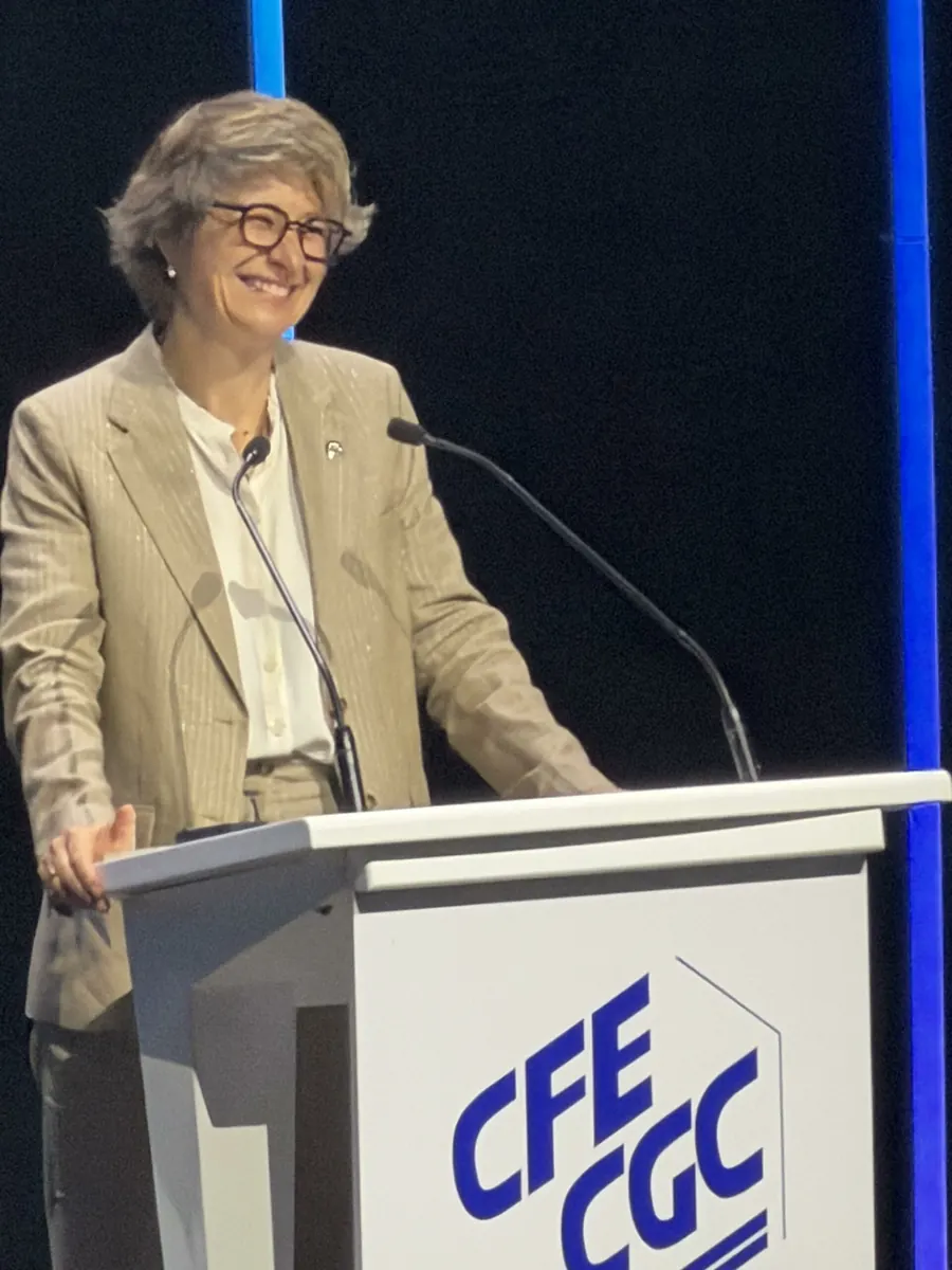 Christelle Thieffinne au pupitre de la CFE-CGC lors du congrès confédéral